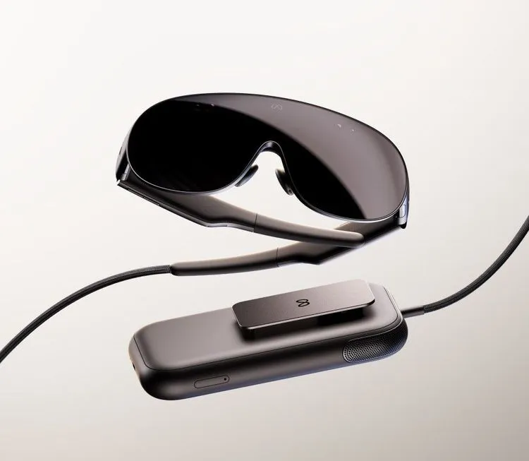 バッテリーに接続された黒いスマートグラスの俯瞰。