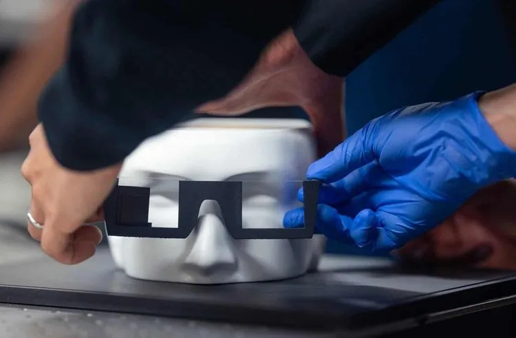 メガネサイズでリアルな3D拡張現実を実現するデバイスの開発にスタンフォード大学が成功