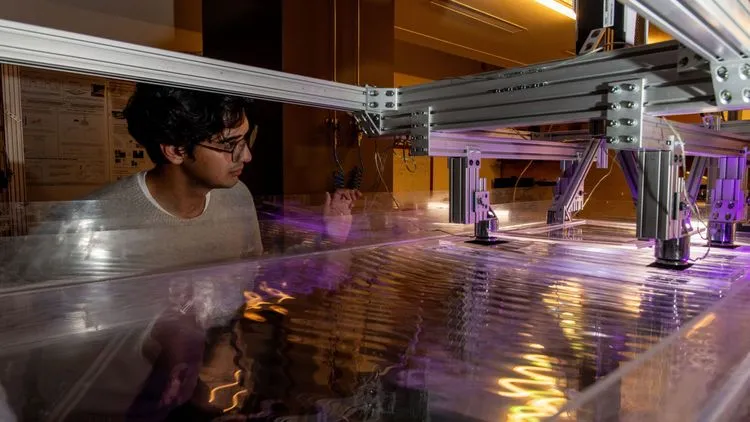 見えない量子の干渉を「水槽の波」で可視化。OISTが暴いた空間全体のトポロジー