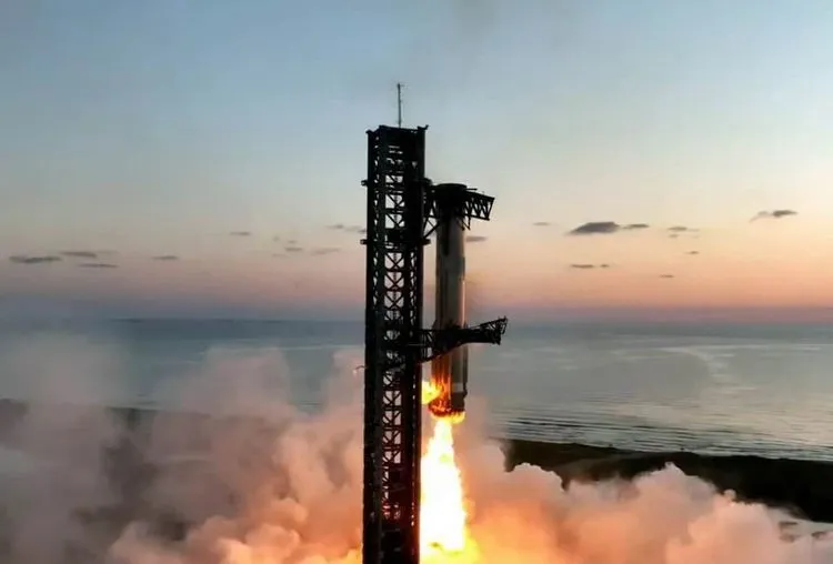 SpaceXが機械の腕で降下中のロケットを掴むという前例のない偉業を成し遂げる