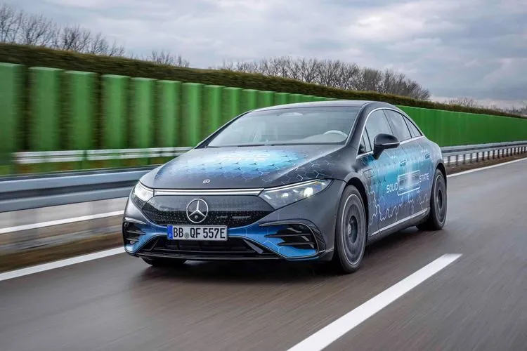 Mercedes-Benz全固体電池EV「EQS」公道テスト開始|1000km航続、次世代電池の実力