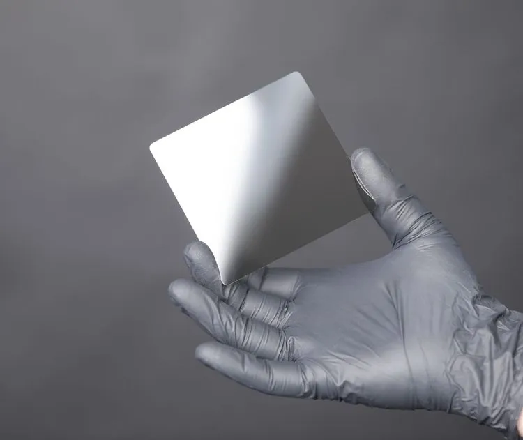 オーブンの熱にも耐え、5000年保存できる、Cerabyteが示す未来の「セラミックガラスストレージ」