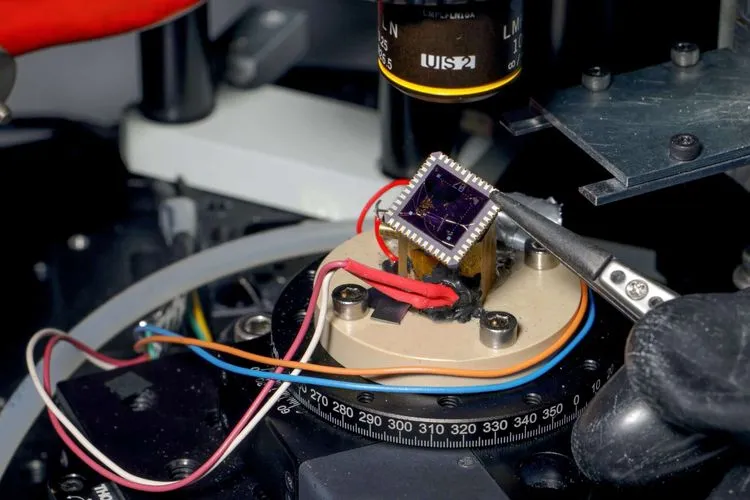 熱を電圧に変換する2D量子冷却システムが宇宙空間よりも低温を実現