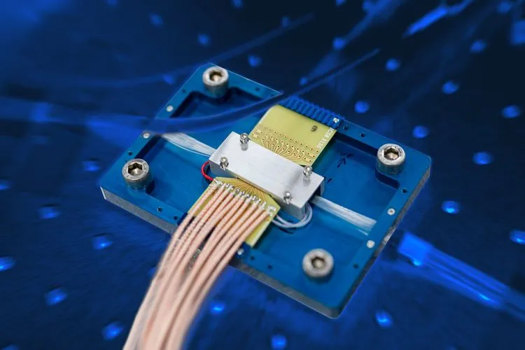 Cisco、量子インターネットの未来を拓く「エンタングルメントチップ」発表 – 10年以内に実用化への道筋