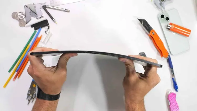 新型iPad Proは驚異的な薄さにもかかわらず曲げテストに驚くほど耐える事が出来る