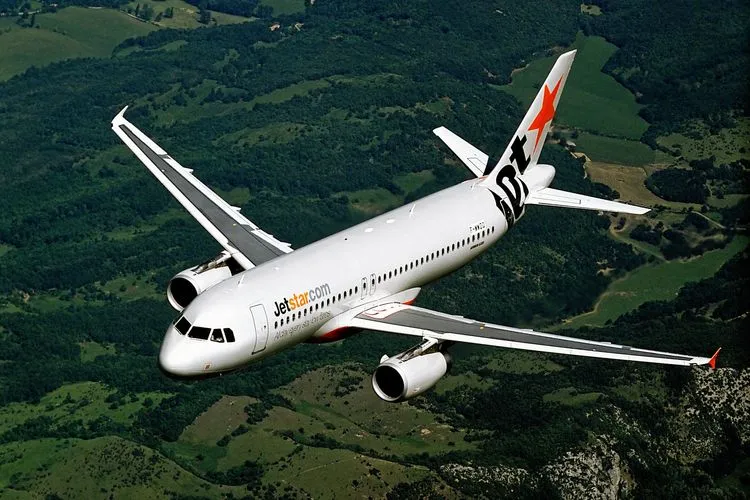 太陽嵐が旅客機を狂わせる:エアバス A320制御不能リスクと緊急改修の全貌