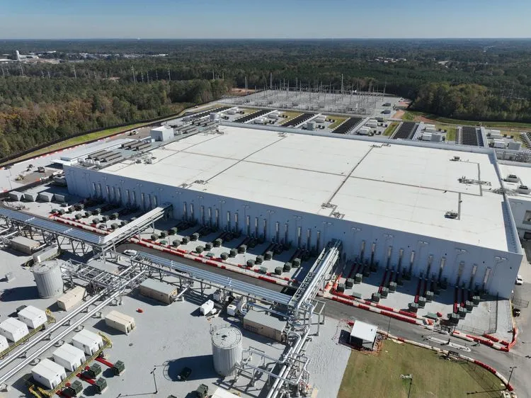 Microsoft、AIスーパーファクトリー稼働：データセンターの「点」を「面」に変える分散コンピューティング戦略の全貌