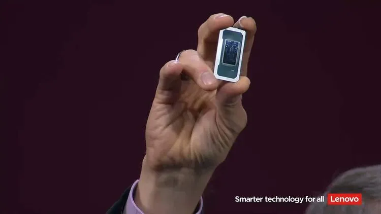 Intel次世代CPU『Panther Lake』初お披露目、CEOが18Aプロセス採用チップをLenovoに贈呈