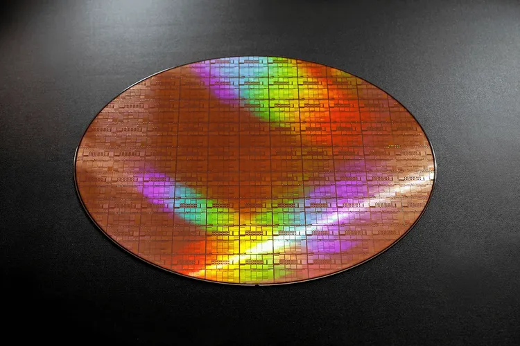 Rapidus、2nm試作成功で日本の半導体復権へ一歩前進か。驚異的スピードの裏にある「完全枚葉式」という壮大な賭け