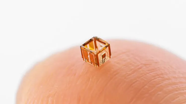 水中を舞う1mmのマイクロロボット「Smartlet」誕生:光で会話し、自律的に協調するSFの世界が現実に