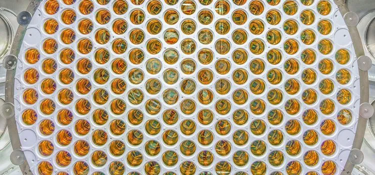 世界最高感度の検出器が暗黒物質の正体に迫る：LZ実験が捉えた「太陽からの幽霊粒子」と物理学の新たな地平