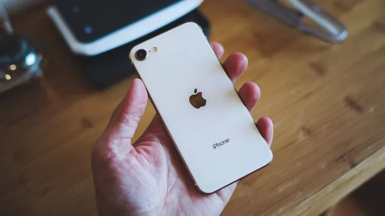 iPhone SE 4がOLED採用へ &#8211; LCDサプライヤーとの取引終了か