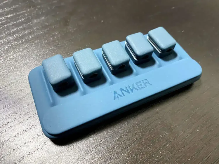 【レビュー】Anker Magnetic Cable Holderがケーブルごちゃごちゃ問題を鮮やかに解決