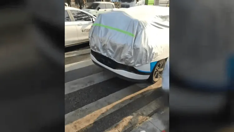 中国でロボットタクシーが人身事故：Baidu製車両が歩行者を巻き込みICUへ搬送、拡大路線の「Hello」に急ブレーキ