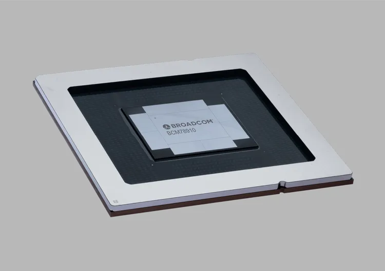Broadcom、AI時代を加速する102.4Tbpsスイッチ「Tomahawk 6」発表
