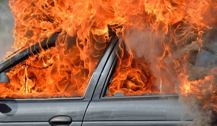 リチウムイオン電池の発火原因は？なぜそんなに激しいのか？そして、どのように対処するべきなのか？専門家が解説する