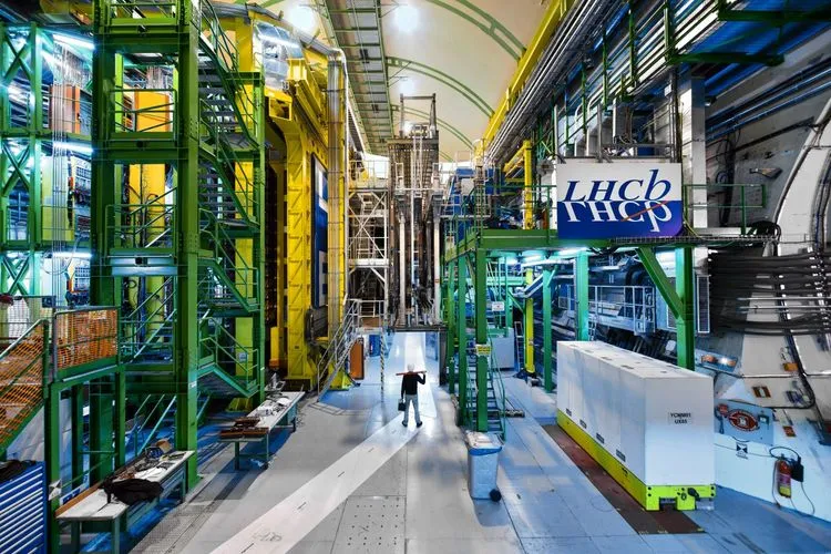 CERNでの新発見が、なぜ我々の宇宙が反物質ではなく物質でできているかを解明する手がかりになるかも知れない
