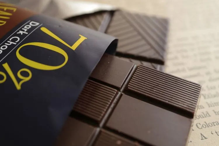 ダークチョコレートが老化を遅らせる？主要成分「テオブロミン」が生物学的時計を巻き戻す可能性が判明