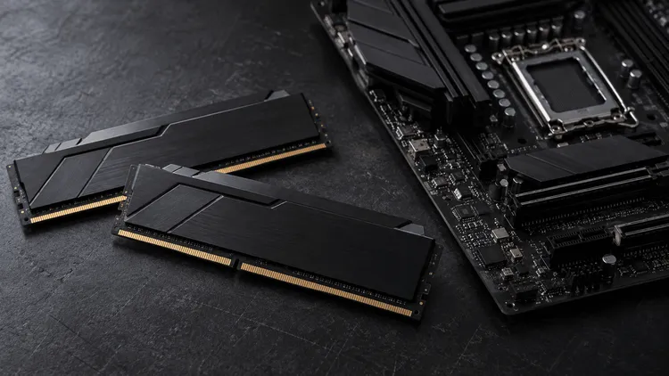 英国のDDR5 32GBキットが13カ月で約5.34倍、容量を減らす前に見直せる仕様