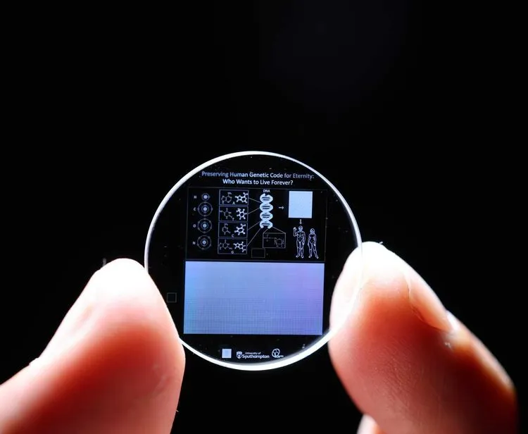 360TBの人類ゲノムデータを数十億年保存可能な「5Dメモリクリスタル」が誕生