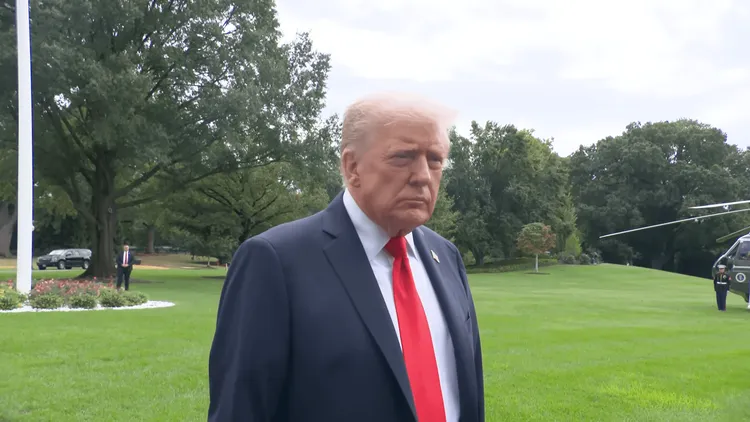 トランプ大統領、中国に100%の報復関税を発動：レアアース禁輸がトリガー、世界経済を揺るがす技術覇権争いの新章