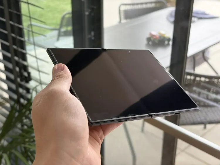 折りたたみスマホを持つ手