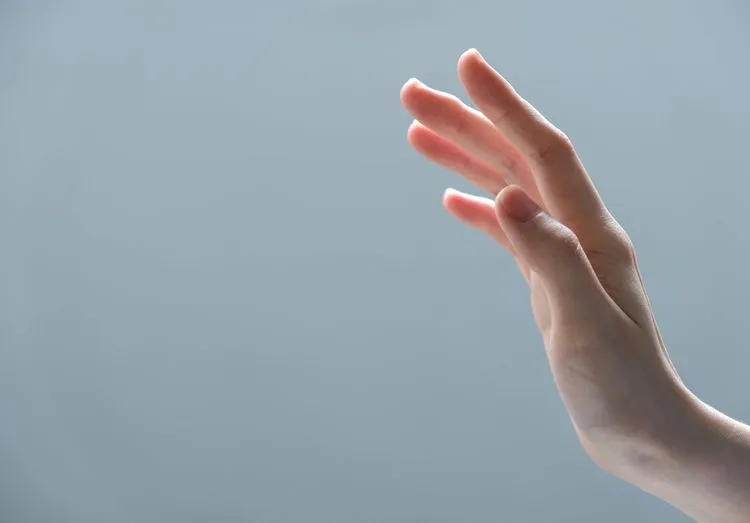 人間には「リモートタッチ」という隠された「第7の感覚」が存在することが判明:砂の中の物体を触れる前に感知する驚異の能力とは
