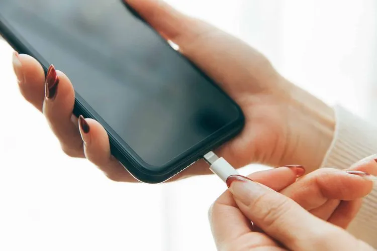 スマホは一晩中充電しても大丈夫？よくあるバッテリー神話を覆す本当の話