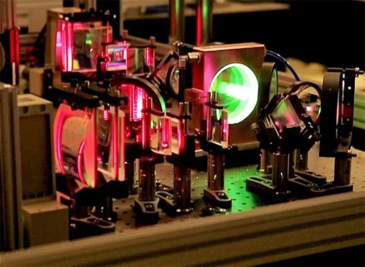 ローレンスリバモア国立研究所が次世代EUVリソグラフィの革新的レーザー技術を開発、半導体製造の電力効率を10倍に