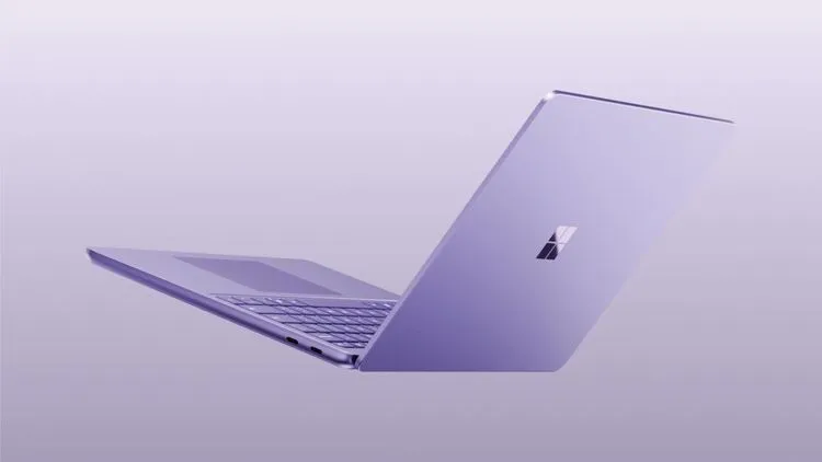 薄紫色のMicrosoft製ノートパソコンの背面斜めからの視