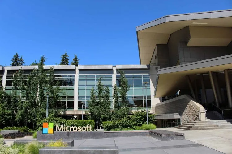 AIがもたらす「5億ドルの効率化」と「1.5万人の解雇」― Microsoftが示す未来のパラドックス
