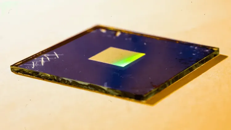 調整可能な「メタレンズ」がリアルなホログラムや透明マントを可能にするかもしれない