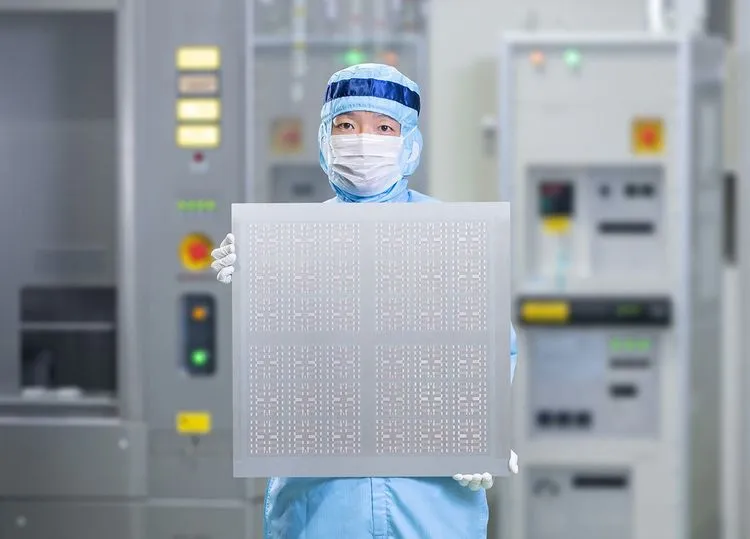 ニコン、AI時代の新兵器「DSP-100」投入。600mm角パネルが半導体パッケージングの生産性を9倍に引き上げる