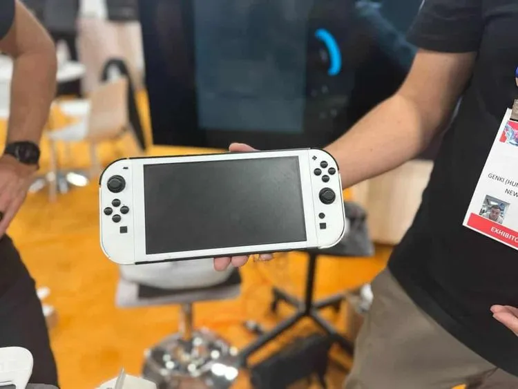Nintendo Switch 2のダミーユニットとされる物がCES 2025に登場 – アクセサリーメーカーが4月発売を示唆