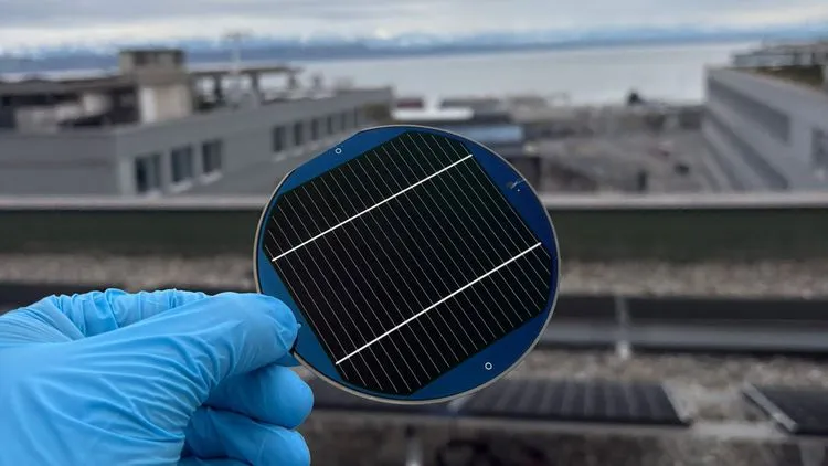ペロブスカイト・シリコン3重接合型太陽電池が効率30.02%の世界新記録を樹立：宇宙級の性能を低コストで実現する技術革新