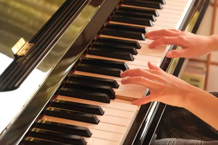 大人は絶対音感を身につけることができるのか？ 私たちの研究が長年の通説に異議を唱える