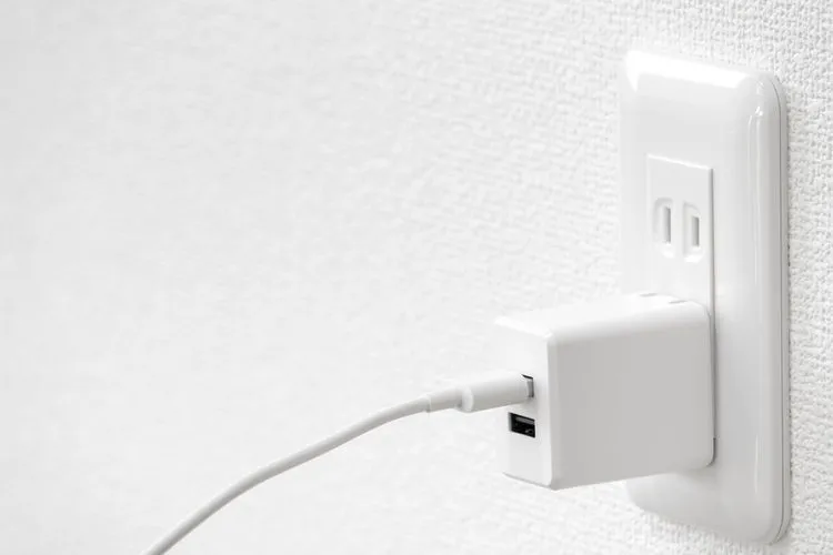 充電器はずっと挿しっぱなしにしていても大丈夫？専門家が解説