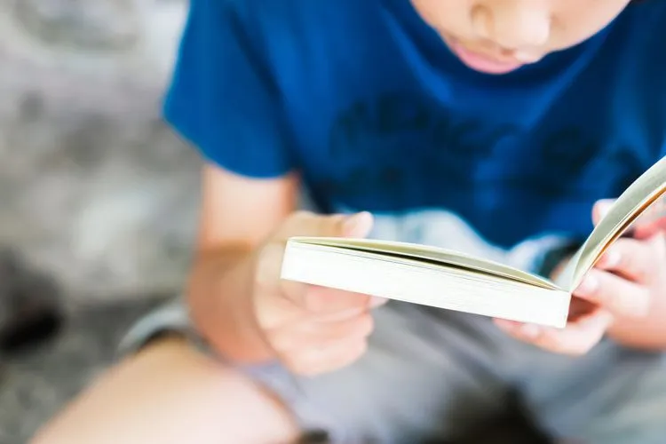 学習に読書は本当に必要か？読書と聞くことに関する神経科学の見解