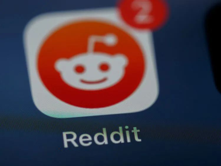 Redditへの巨額制裁金が浮き彫りにする「匿名性の死」とプライバシーのパラドックス