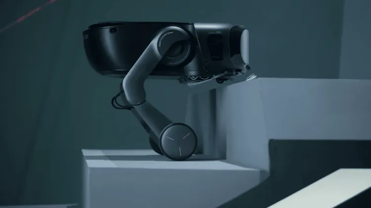 Roborock、ジャンプしたり階段を登れる真の脚付きロボット掃除機「Saros Rover」を発表