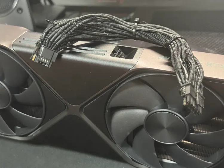 RTX 4090の悪夢再び?RTX 5090にケーブルが150度まで加熱し電源コネクタが融ける問題が発生:原因は不均一な電流配分か