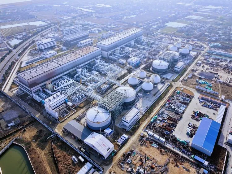 中国で世界最大の「空気バッテリー」が完全稼働。600MW級・圧縮空気エネルギー貯蔵（CAES）施設が示す再エネの未来