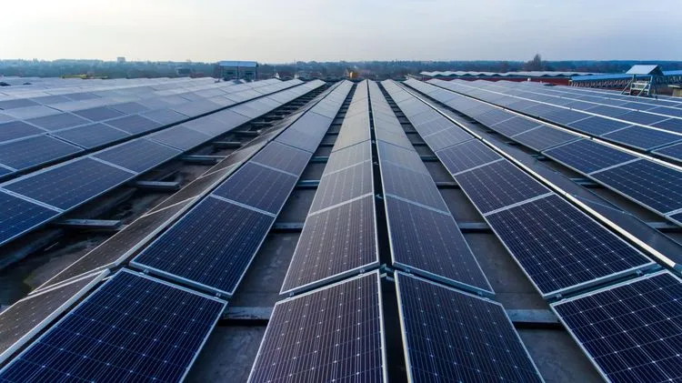 再生可能エネルギー、歴史的転換点へ:遂に石炭を抜き世界最大の電源に。データが示す光と影