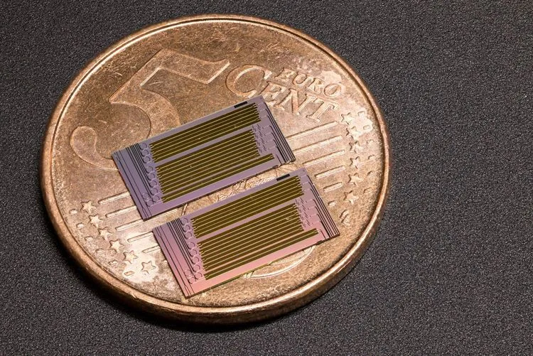 AI進化の壁を打ち破る「光マイクロチップ」：大量生産を可能にした新素材がデータセンターを救う