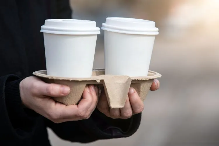 テイクアウト用コーヒーカップから数千個のマイクロプラスチック粒子が放出される