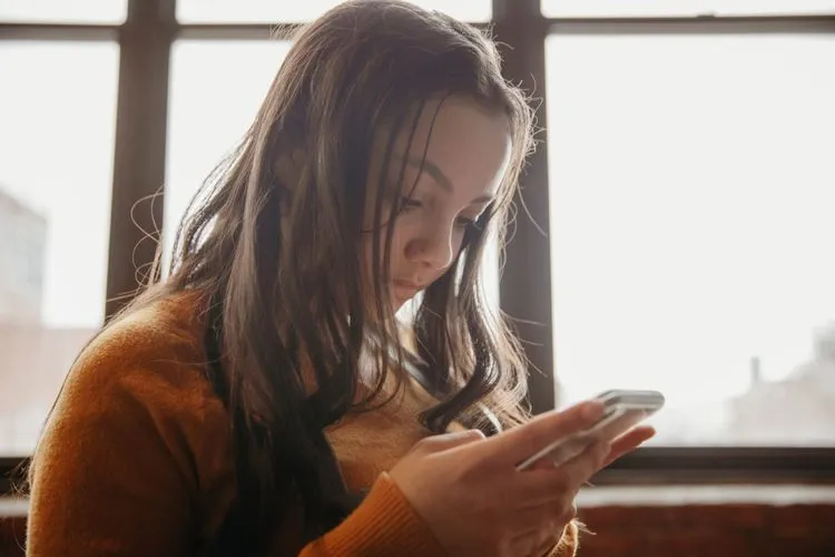 MetaのAI倫理は崩壊したのか？ 内部文書が暴く、児童との「官能的会話」を許容した衝撃の実態