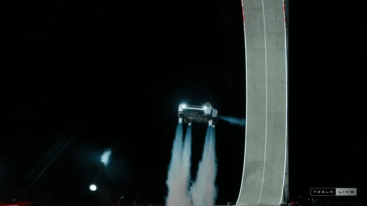 Tesla新型Roadsterが空中回転、吸着ファンと圧縮空気で挑むタイヤの限界