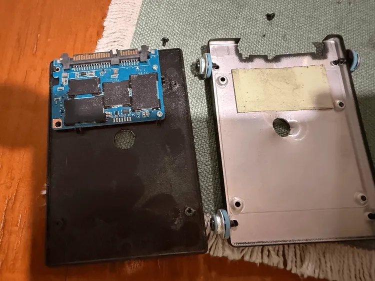 HDDにならったSSDの「ドリル破壊」失敗事例が暴く、企業IT資産管理の深刻な脆弱性