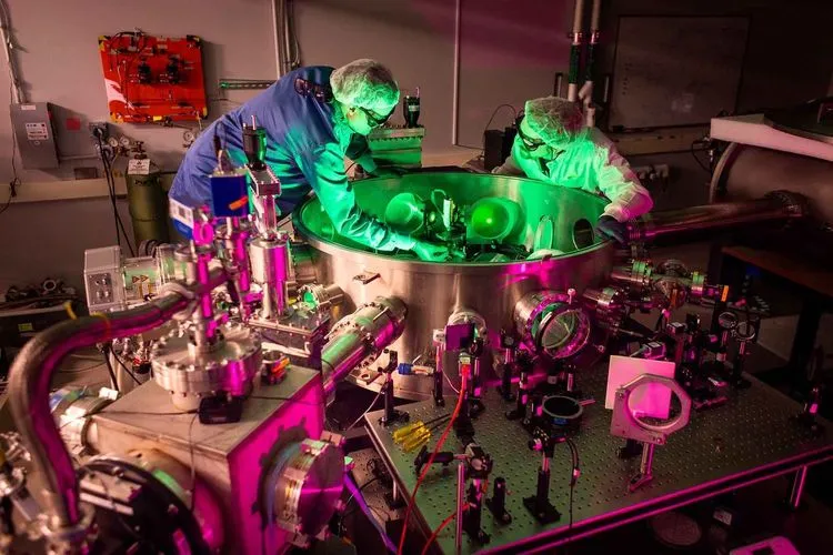 米国最強のレーザー「ZEUS」は世界総発電量の100倍を超える出力を達成した