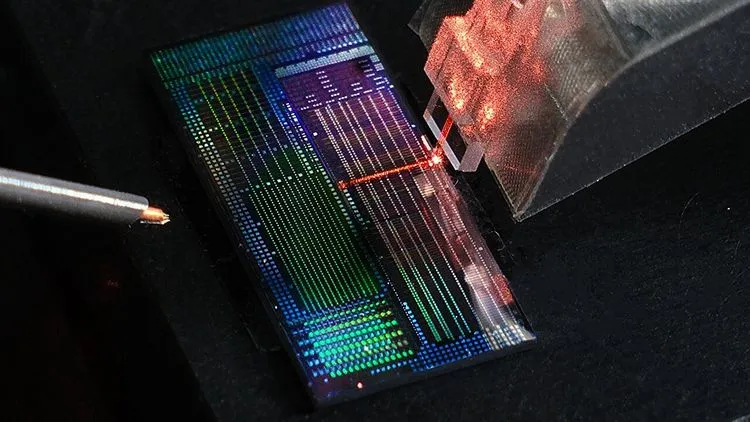 量子コンピュータの「スケーリングの壁」を突破する:髪の毛の1/100以下の光学変調器がもたらす「光のトランジスタ革命」